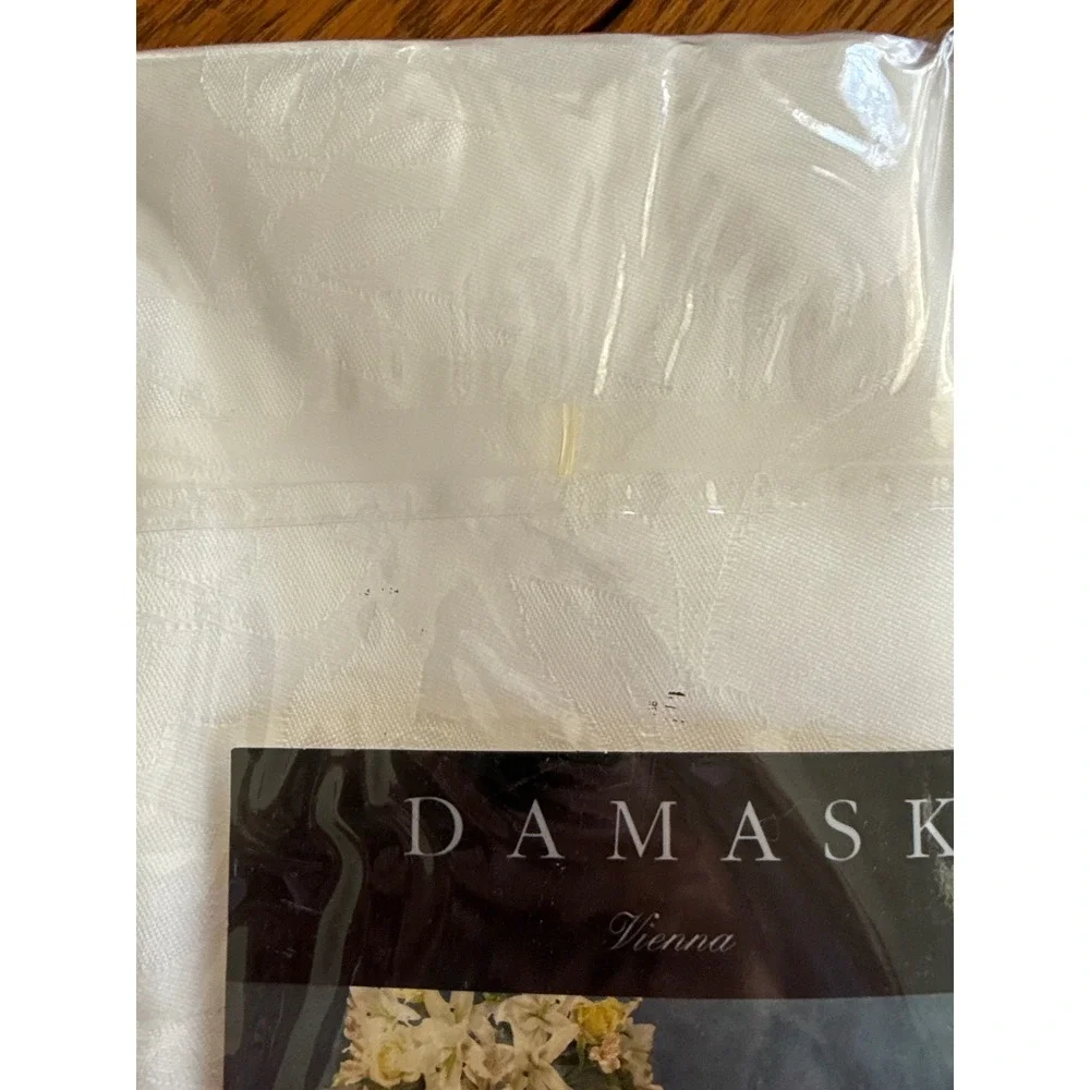 Kemp & Beatley‎ Vienna Damask Tablecloth White Oblong 60
